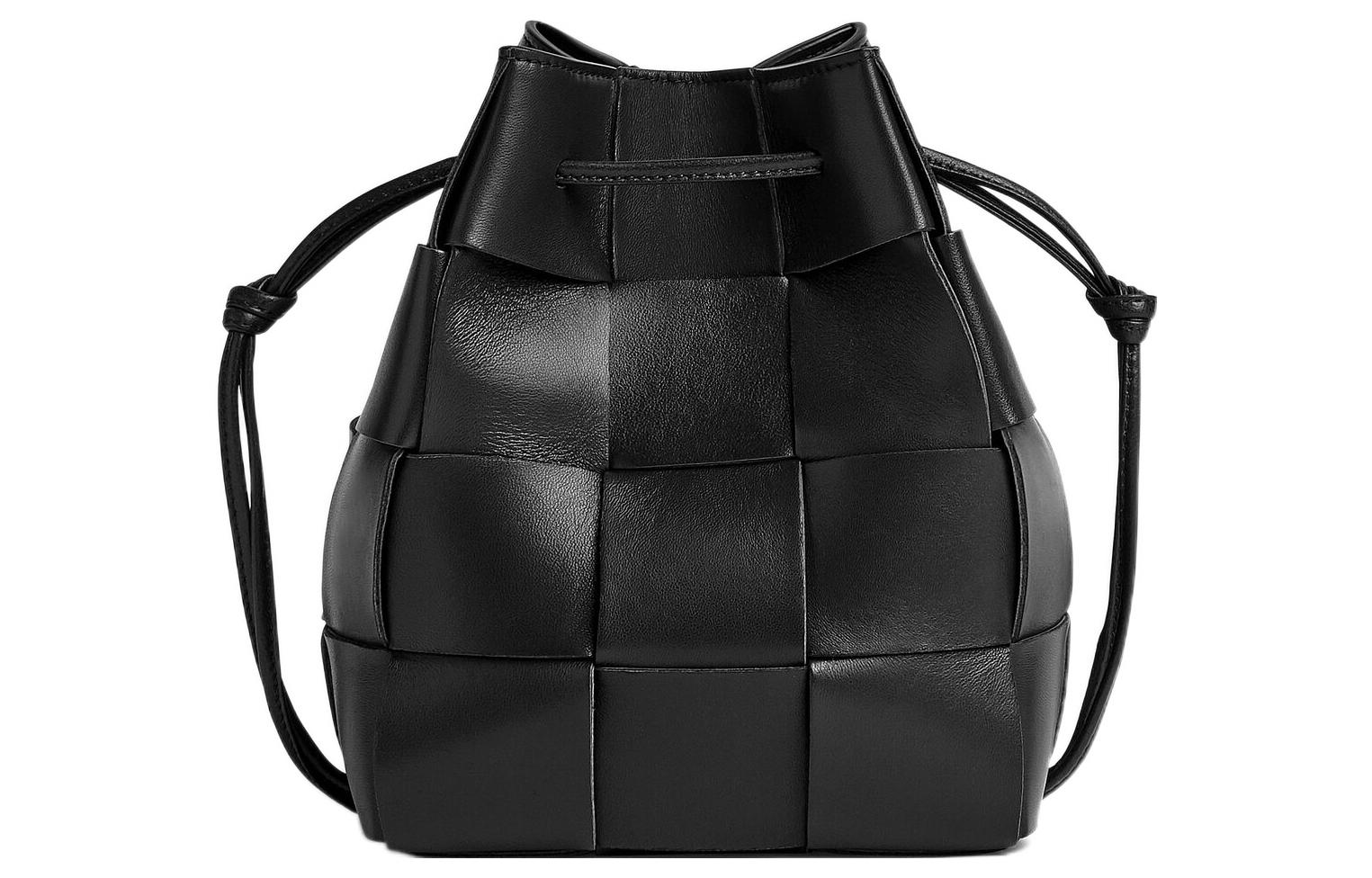 Маленькая черная сумка-кроссбоди через плечо интреччо Bottega Veneta
Маленькая черная сумка-кроссбоди через плечо интреччо Bottega Veneta