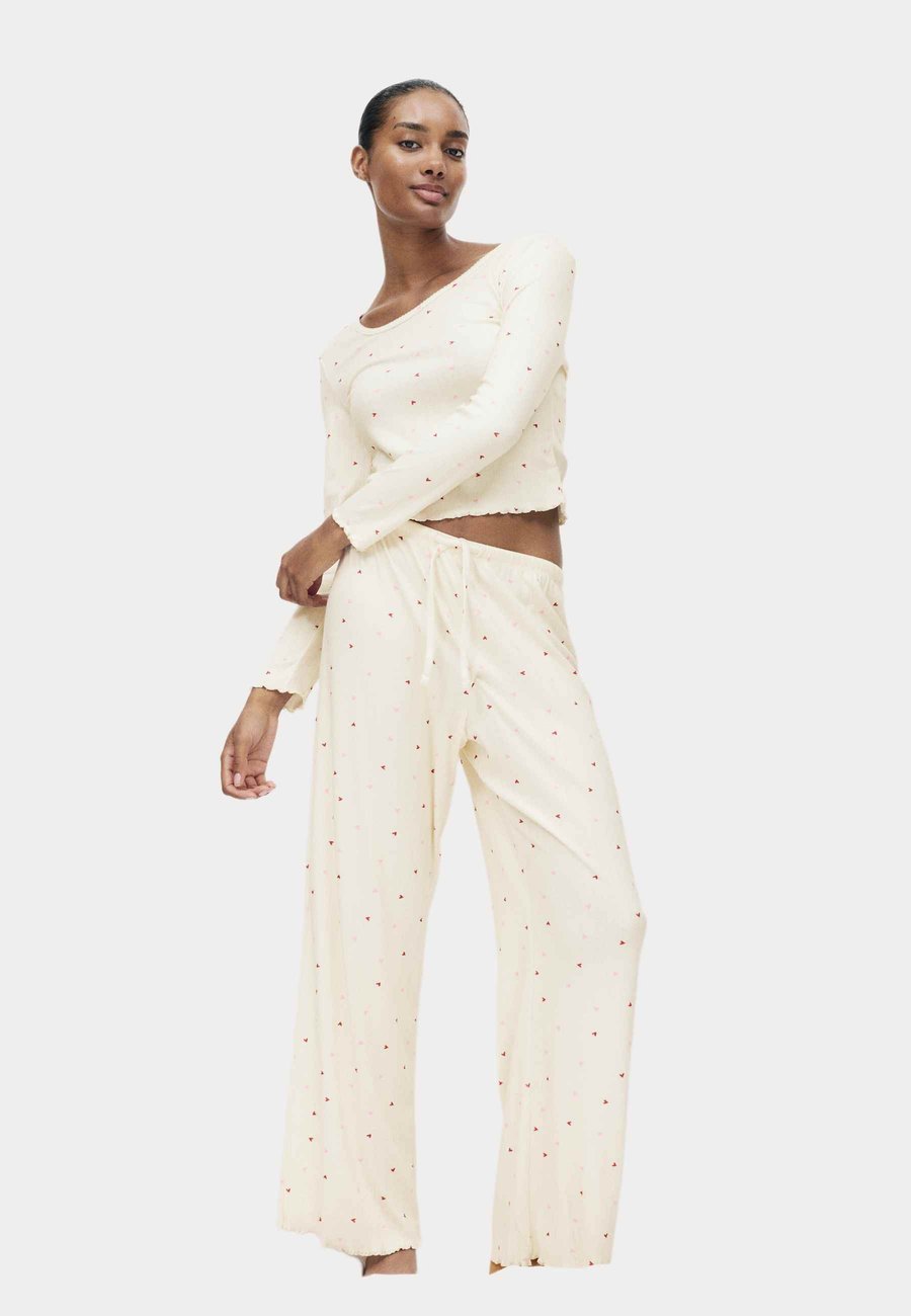 Пижамный комплект Marks & Spencer HEART POINTELLE SET, Ivory Mix/White
Пижамный комплект Marks & Spencer HEART POINTELLE SET, Ivory Mix/White