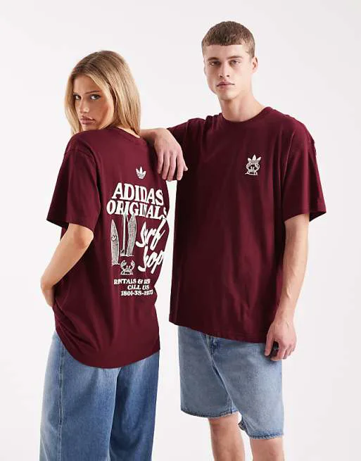 Бордовая футболка с графическим принтом adidas Originals Surf Shop
Бордовая футболка с графическим принтом adidas Originals Surf Shop