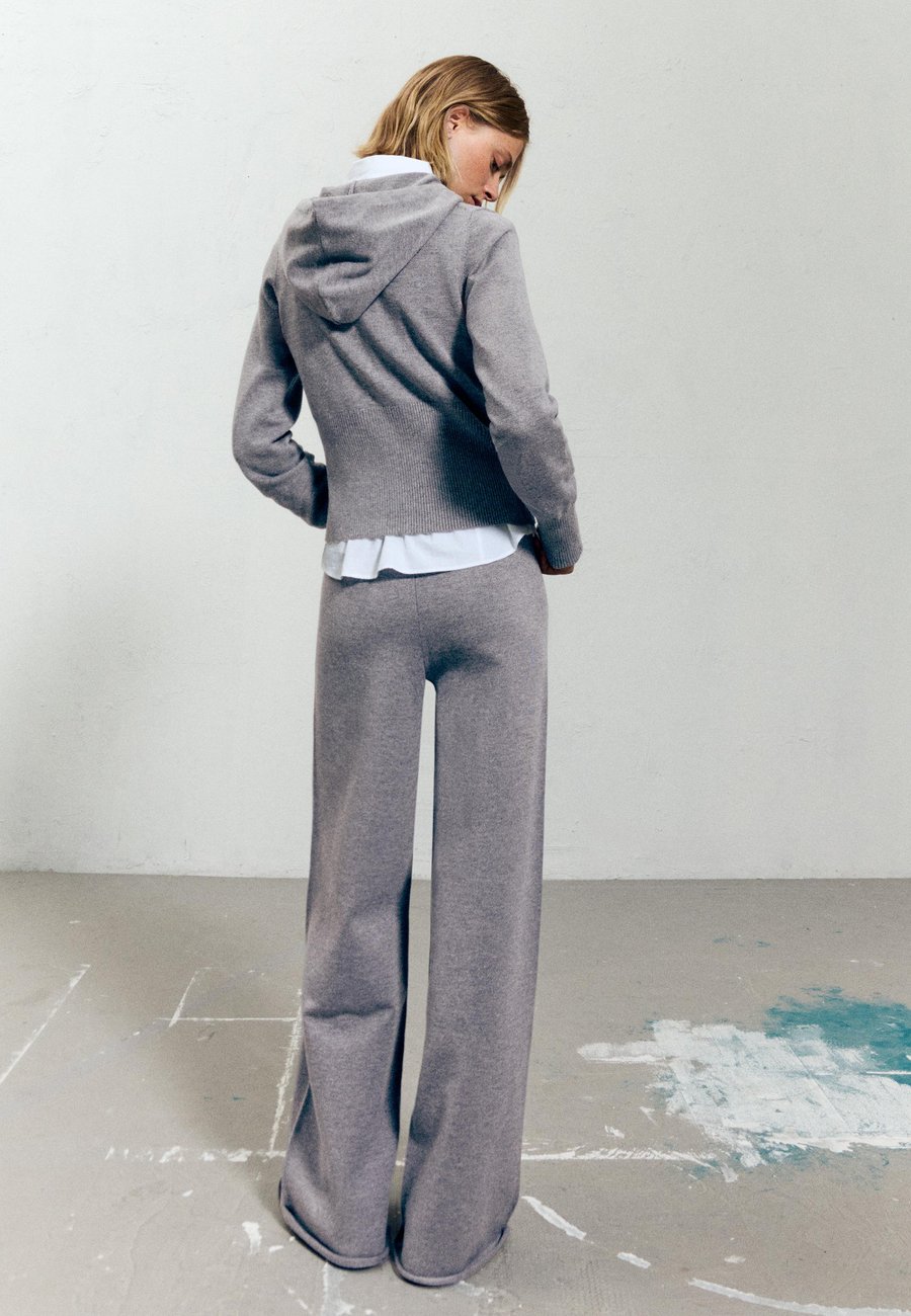 Кардиган Bershka ZIP-UP HOODIE, Dark Grey
Кардиган Bershka ZIP-UP HOODIE, Dark Grey