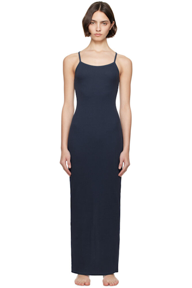 Длинное платье макси из темно-синего хлопка в рубчик SKIMS
Длинное платье макси из темно-синего хлопка в рубчик SKIMS