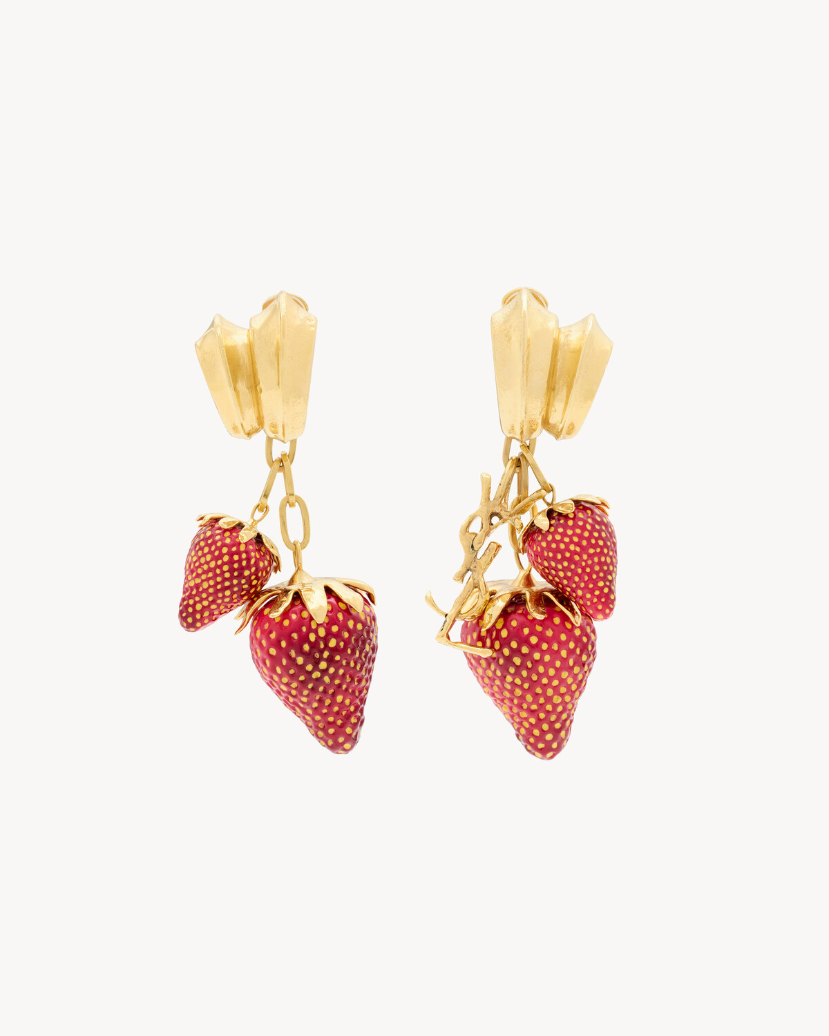 Серьги CASSANDRE в форме клубники из смолы и металла Saint Laurent, золото
Серьги CASSANDRE в форме клубники из смолы и металла Saint Laurent, золото