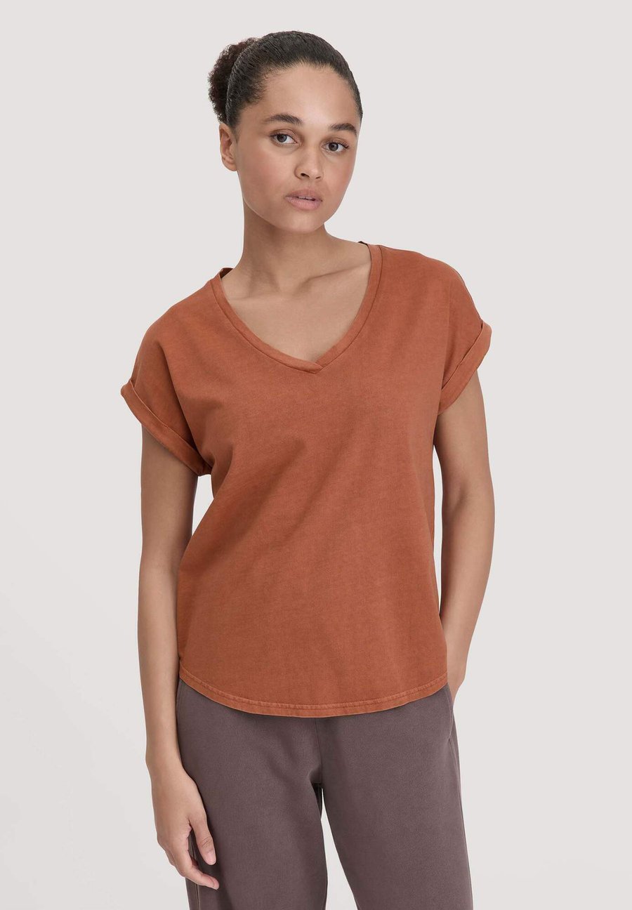 Футболка Hessnatur Basic T-shirt, Rost/Brown, Коричневый, Футболка Hessnatur Basic T-shirt, Rost/Brown
Футболка Hessnatur Basic T-shirt, Rost/Brown, Коричневый, Футболка Hessnatur Basic T-shirt, Rost/Brown