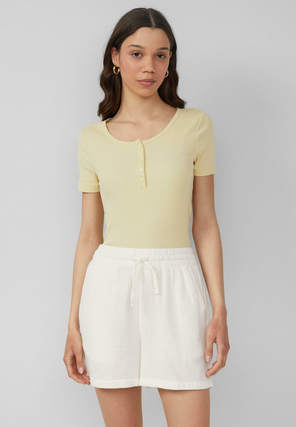 Базовая футболка MIT KNOPFLEISTE QS, светло-желтый
Базовая футболка MIT KNOPFLEISTE QS, светло-желтый