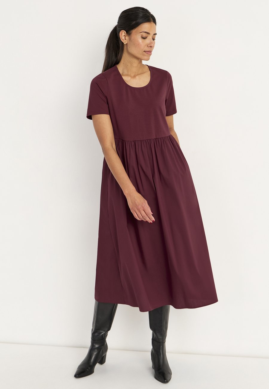 Платье Cellbes of Sweden Jersey dress, Wine Red/Bordeaux
Платье Cellbes of Sweden Jersey dress, Wine Red/Bordeaux