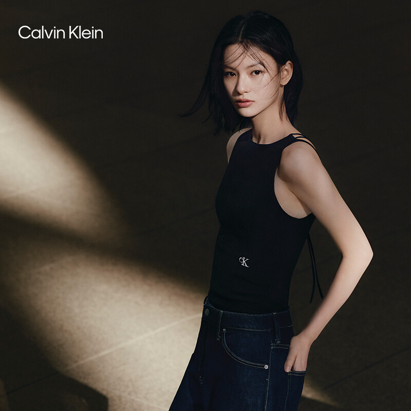 Свитер женский Calvin Klein Jeans с открытой спиной, черный
Свитер женский Calvin Klein Jeans с открытой спиной, черный