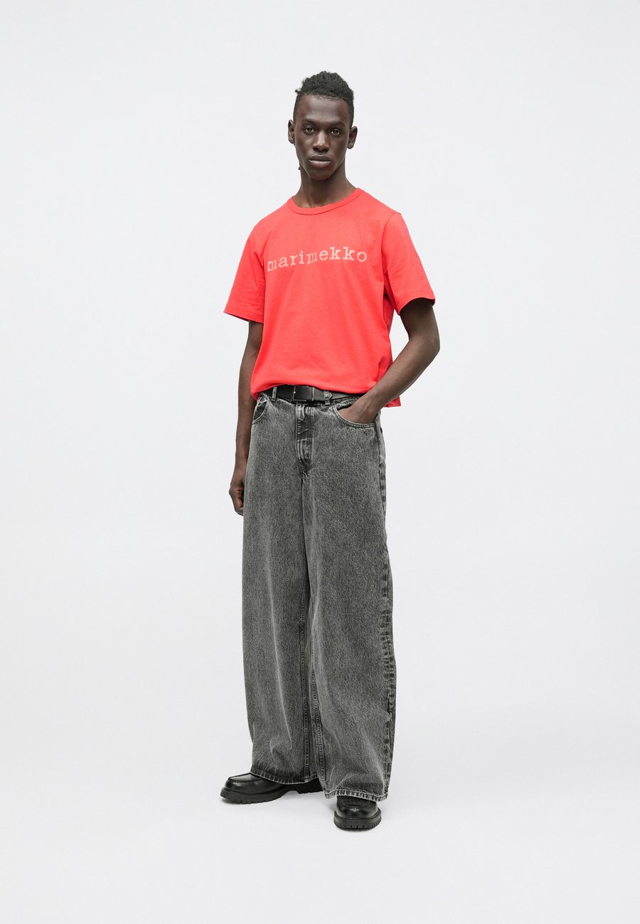 Футболка Marimekko VIHNE LOGO PLACEMENT UNISEX, Red, Красный, Футболка Marimekko VIHNE LOGO PLACEMENT UNISEX, Red
Футболка Marimekko VIHNE LOGO PLACEMENT UNISEX, Red, Красный, Футболка Marimekko VIHNE LOGO PLACEMENT UNISEX, Red