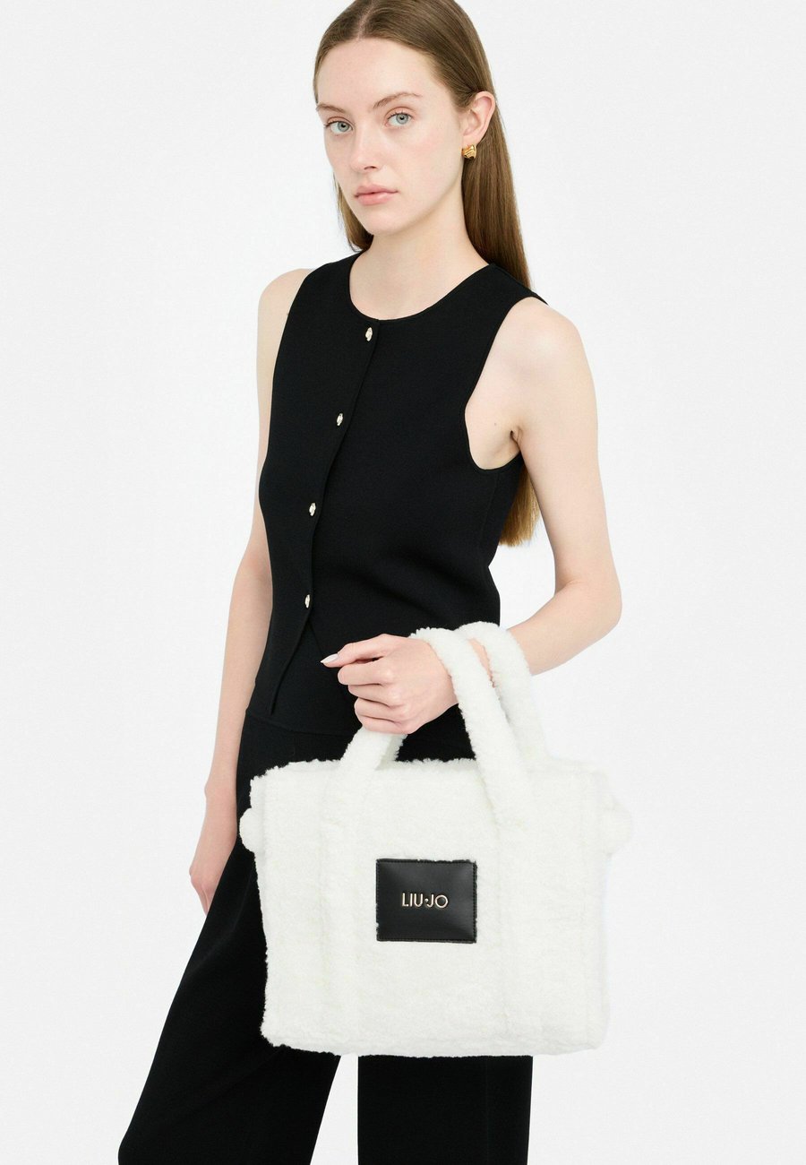 Сумка LIU JO MEDIUM, White
Сумка LIU JO MEDIUM, White