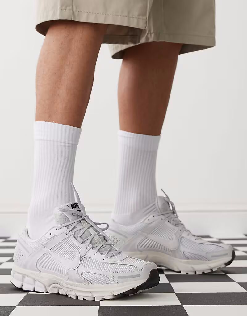 Кроссовки унисекс Nike Zoom Vomero 5 светло-серого цвета
Кроссовки унисекс Nike Zoom Vomero 5 светло-серого цвета