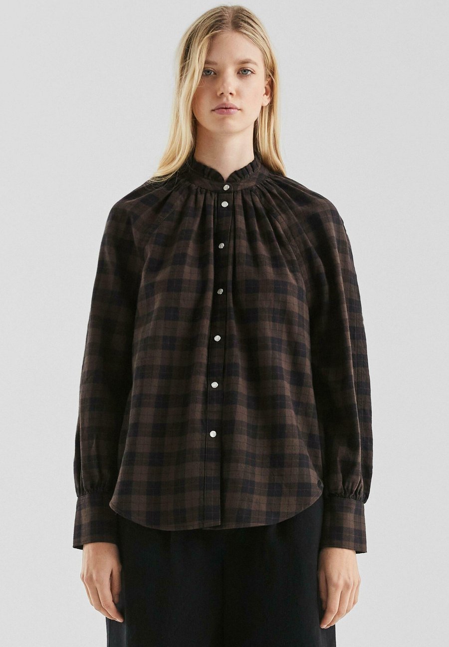 Блуза QS Button-down blouse, Dunkelbraun/Dark Brown
Блуза QS Button-down blouse, Dunkelbraun/Dark Brown
