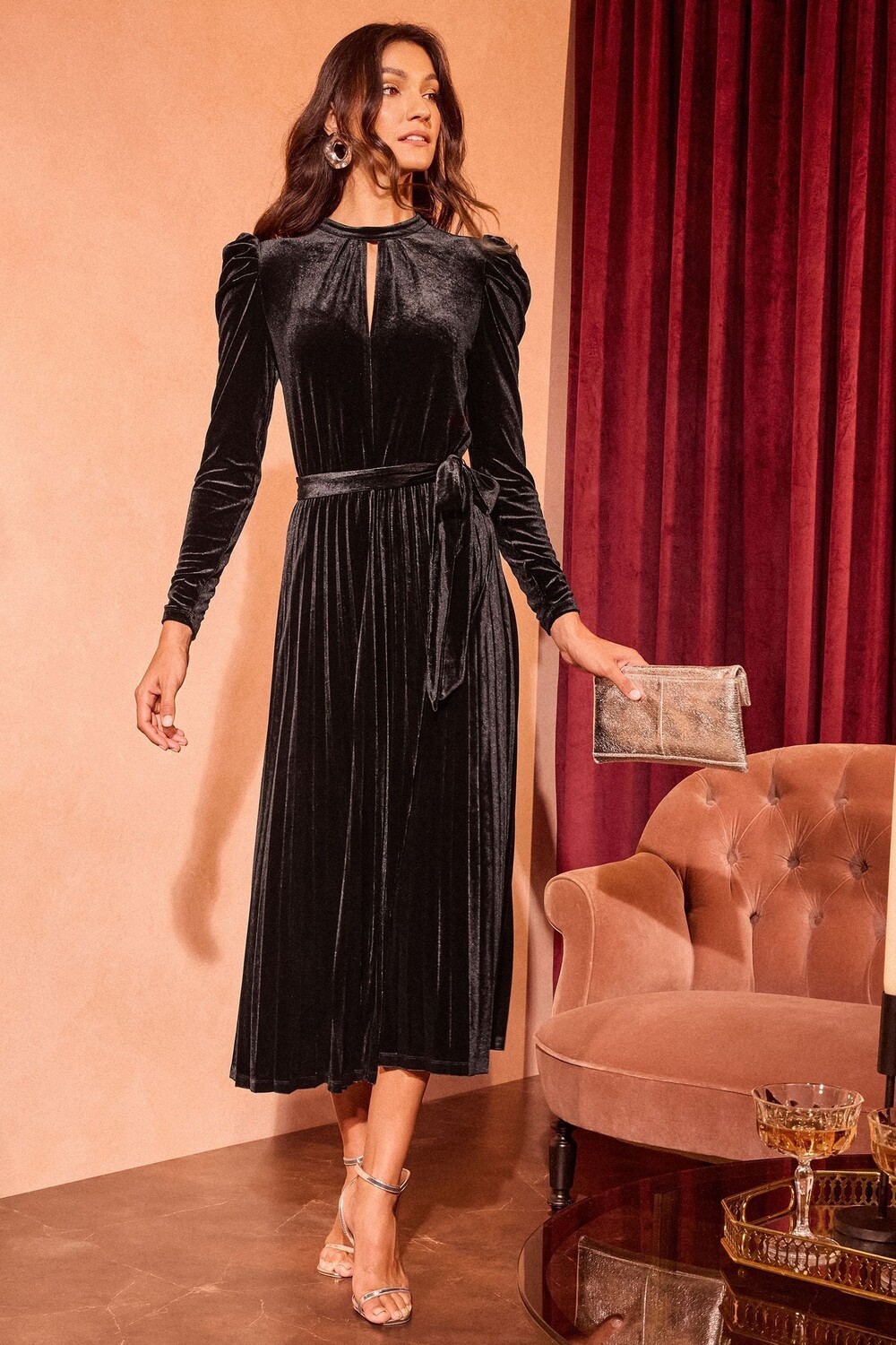 Платье миди с плиссированной юбкой и воротником стойкой с длинными рукавами Love & Roses, черный
Платье миди с плиссированной юбкой и воротником стойкой с длинными рукавами Love & Roses, черный