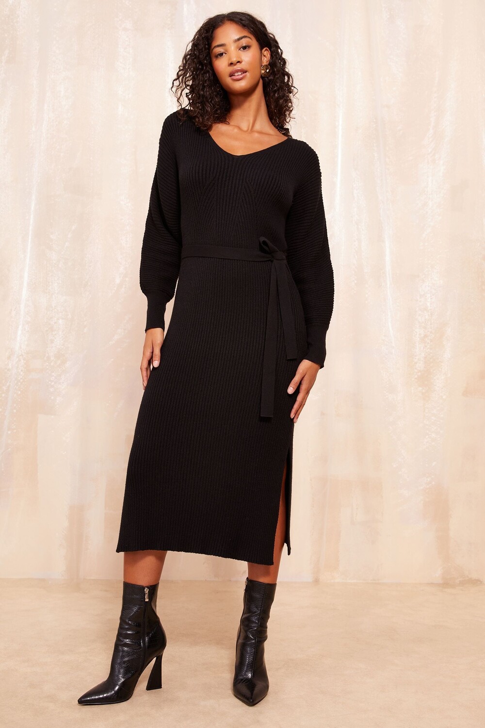 Платье миди с V образным вырезом и поясом Friends Like These, черный 
Платье миди с V образным вырезом и поясом Friends Like These, черный