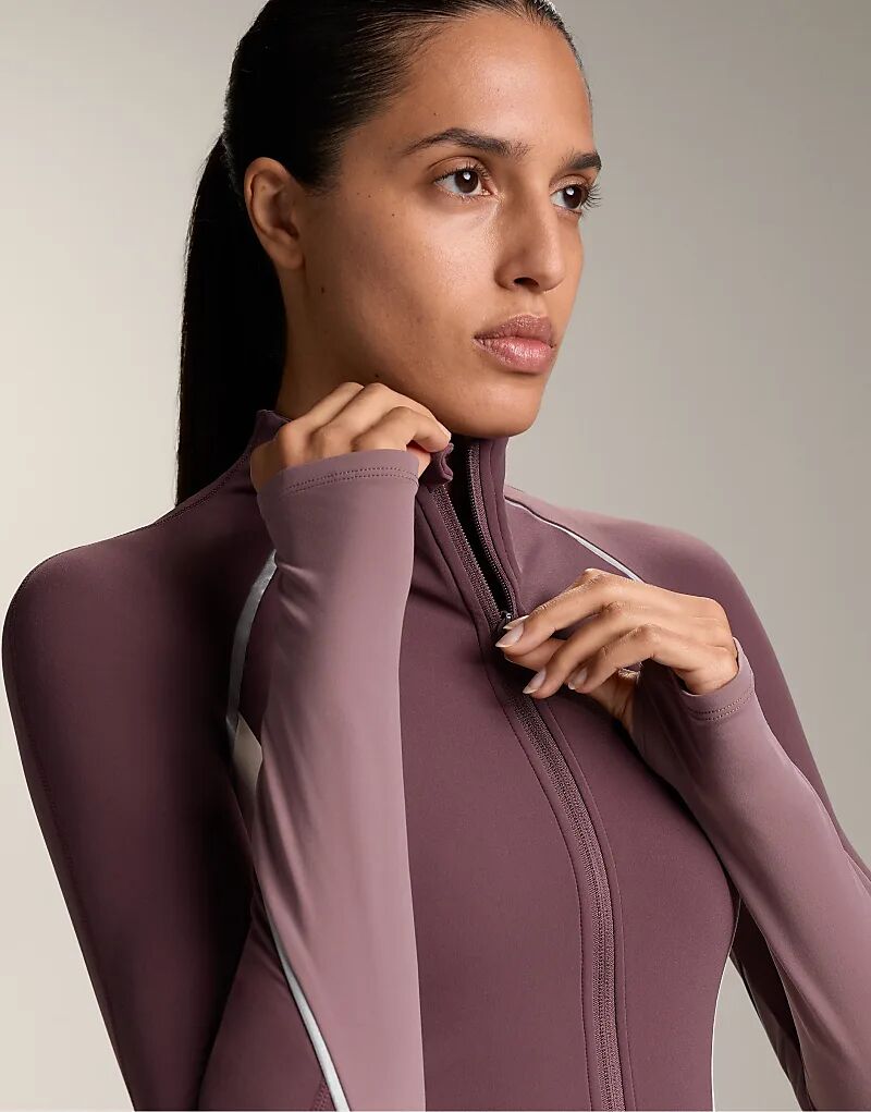 Легкая, теплая, светоотражающая техническая куртка OYSHO бордового цвета
Легкая, теплая, светоотражающая техническая куртка OYSHO бордового цвета