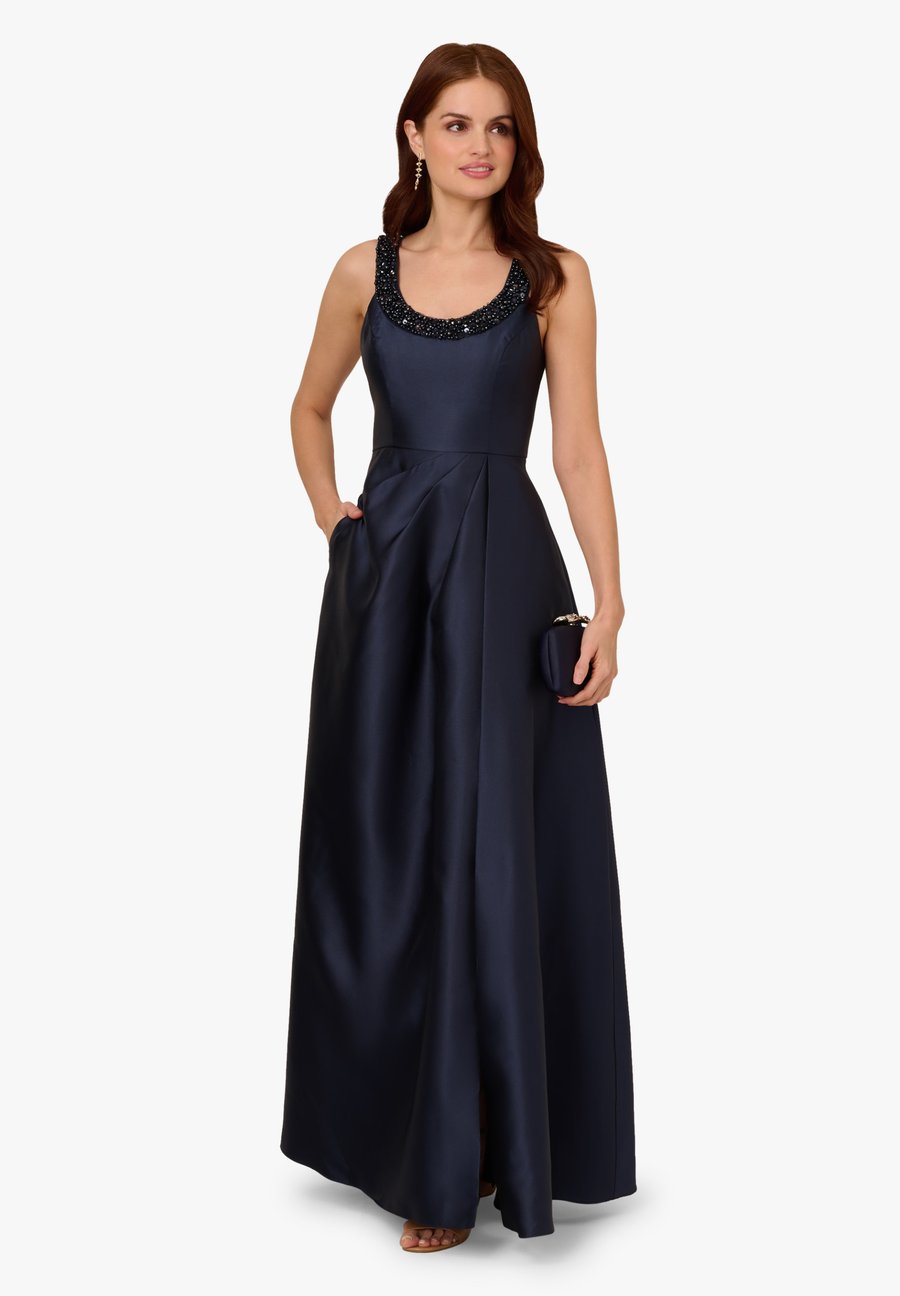 Платье Adrianna Papell BEADED MIKADO, Midnight/Dark Blue
Платье Adrianna Papell BEADED MIKADO, Midnight/Dark Blue