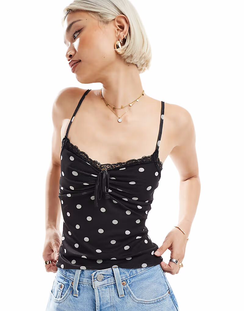 Майка Miss Selfridge с кружевной отделкой в горошек
Майка Miss Selfridge с кружевной отделкой в горошек