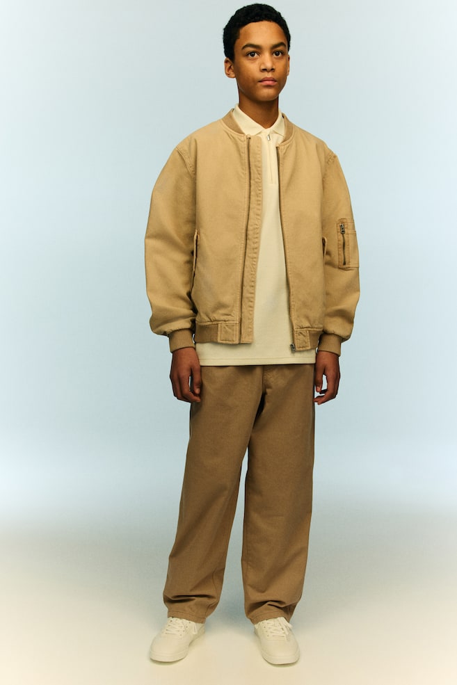 Повседневные брюки из хлопчатобумажной саржи H&M, бежевый
Повседневные брюки из хлопчатобумажной саржи H&M, бежевый