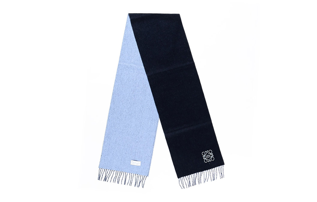 Двухцветный шарф с анаграммой LOEWE
Двухцветный шарф с анаграммой LOEWE