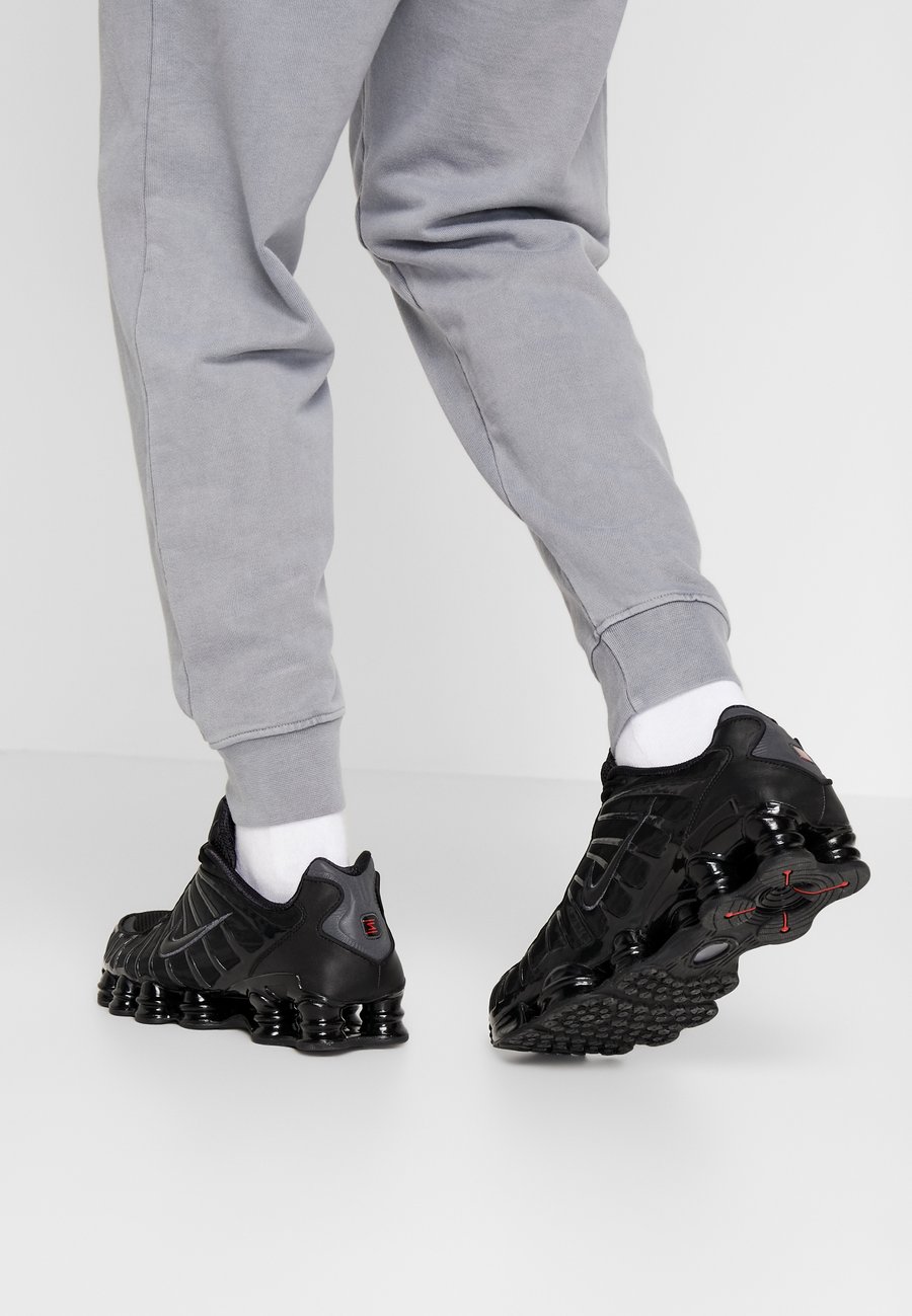 Кроссовки Nike Sportswear SHOX TL, Black Metallic Hematite Max Orange Black/Black
Кроссовки Nike Sportswear SHOX TL, Black Metallic Hematite Max Orange Black/Black