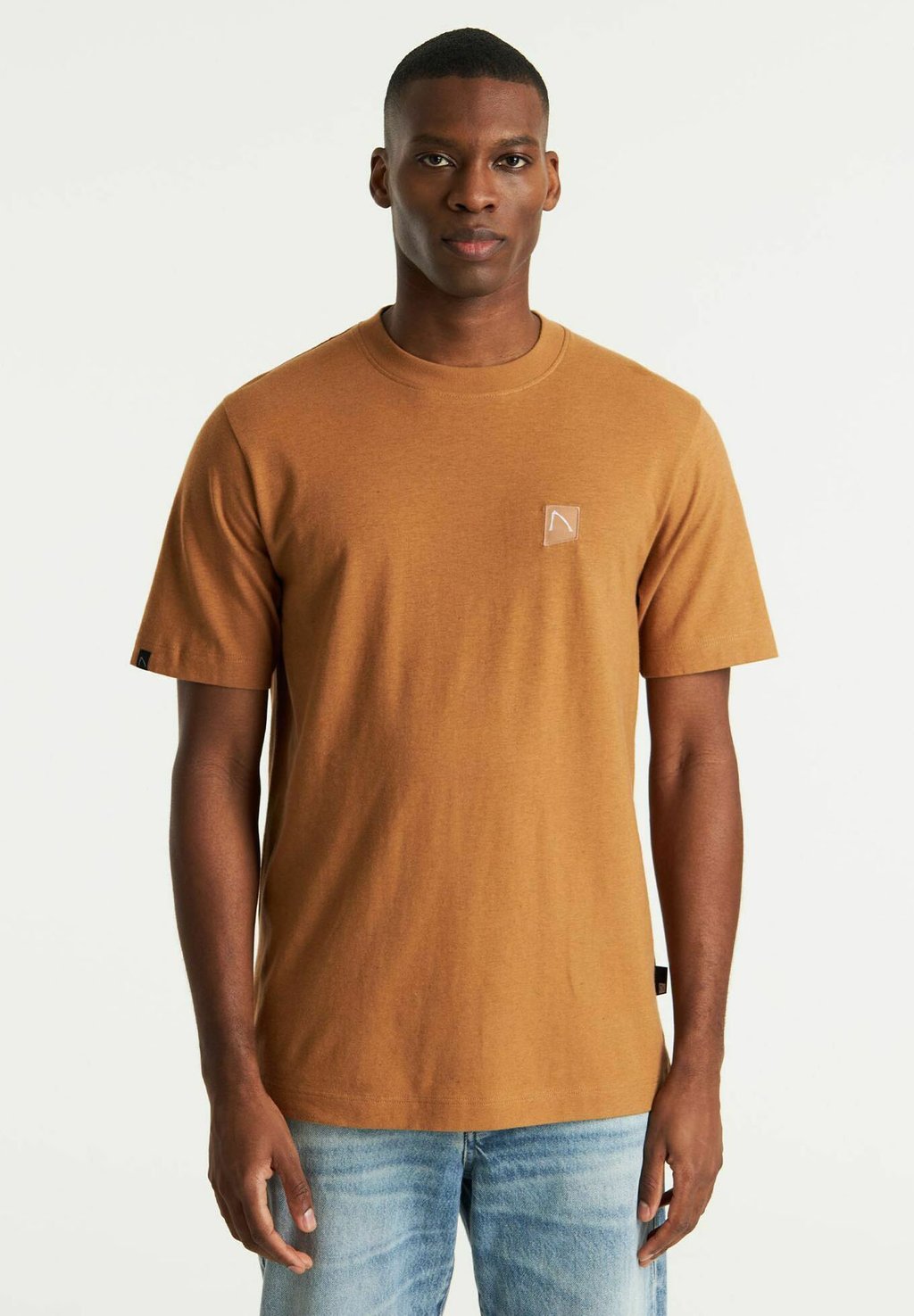 Базовая футболка ETHAN CHASIN', коричневый
Базовая футболка ETHAN CHASIN', коричневый