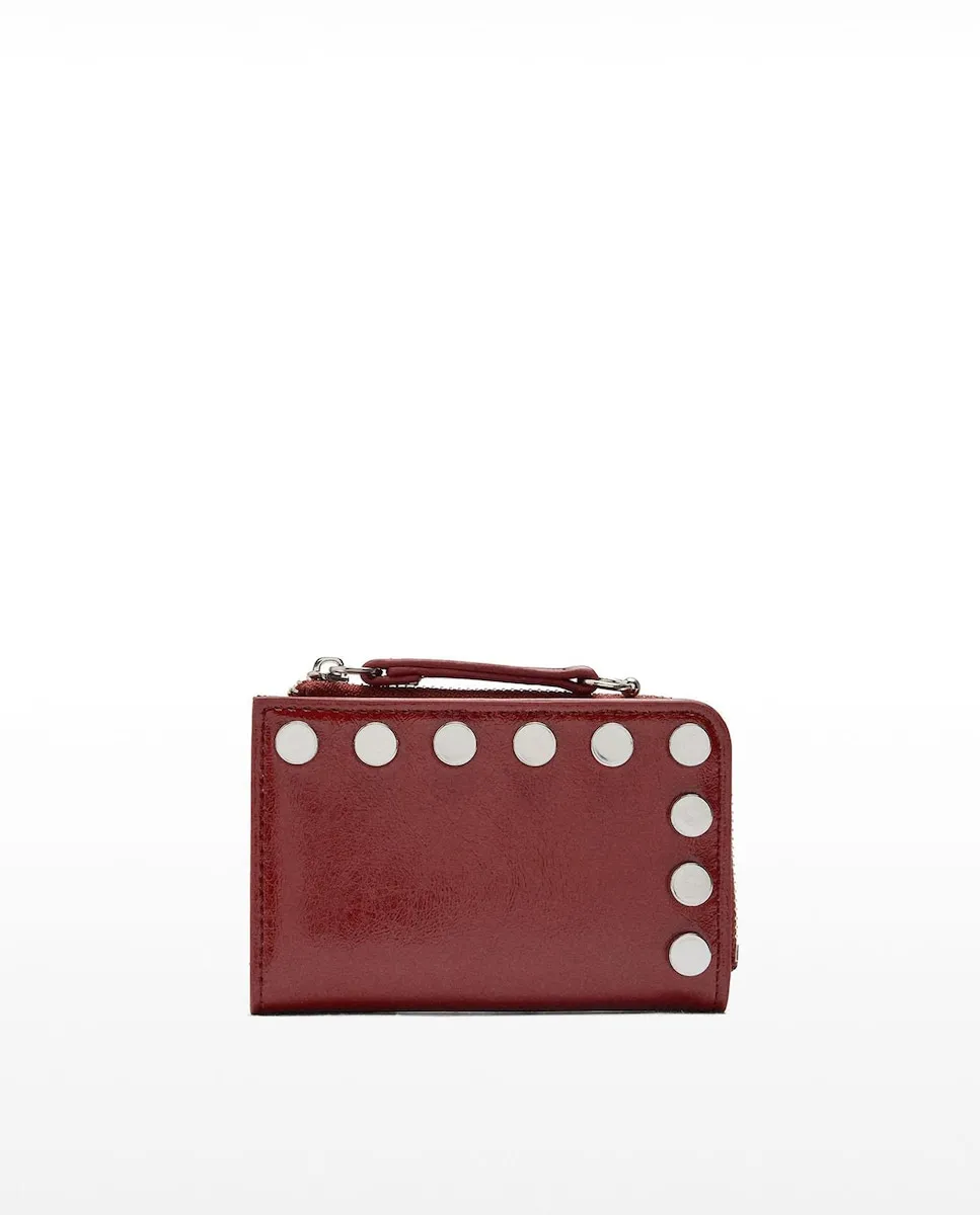 Маленький женский кошелек с шипами и молнией на гладкой коже Parfois, бордовый
Маленький женский кошелек с шипами и молнией на гладкой коже Parfois, бордовый
