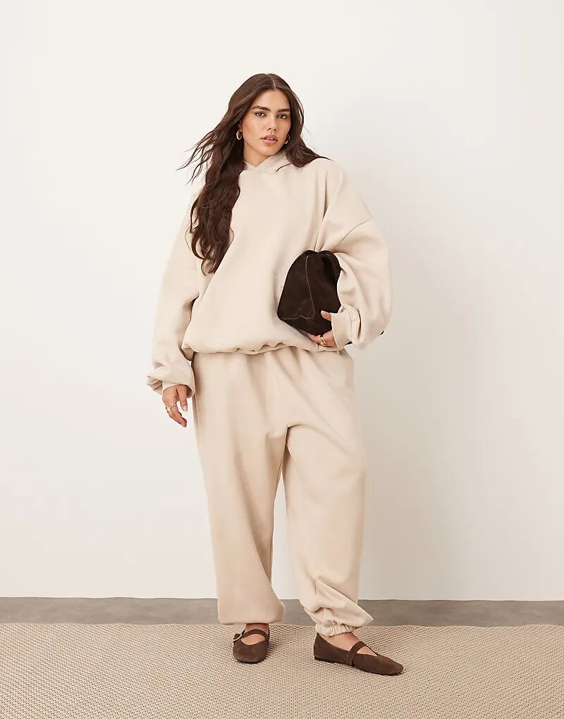 Премиальные утяжеленные спортивные брюки ARRANGE Curve свободного кроя с манжетами в цвете овсянки 
Премиальные утяжеленные спортивные брюки ARRANGE Curve свободного кроя с манжетами в цвете овсянки