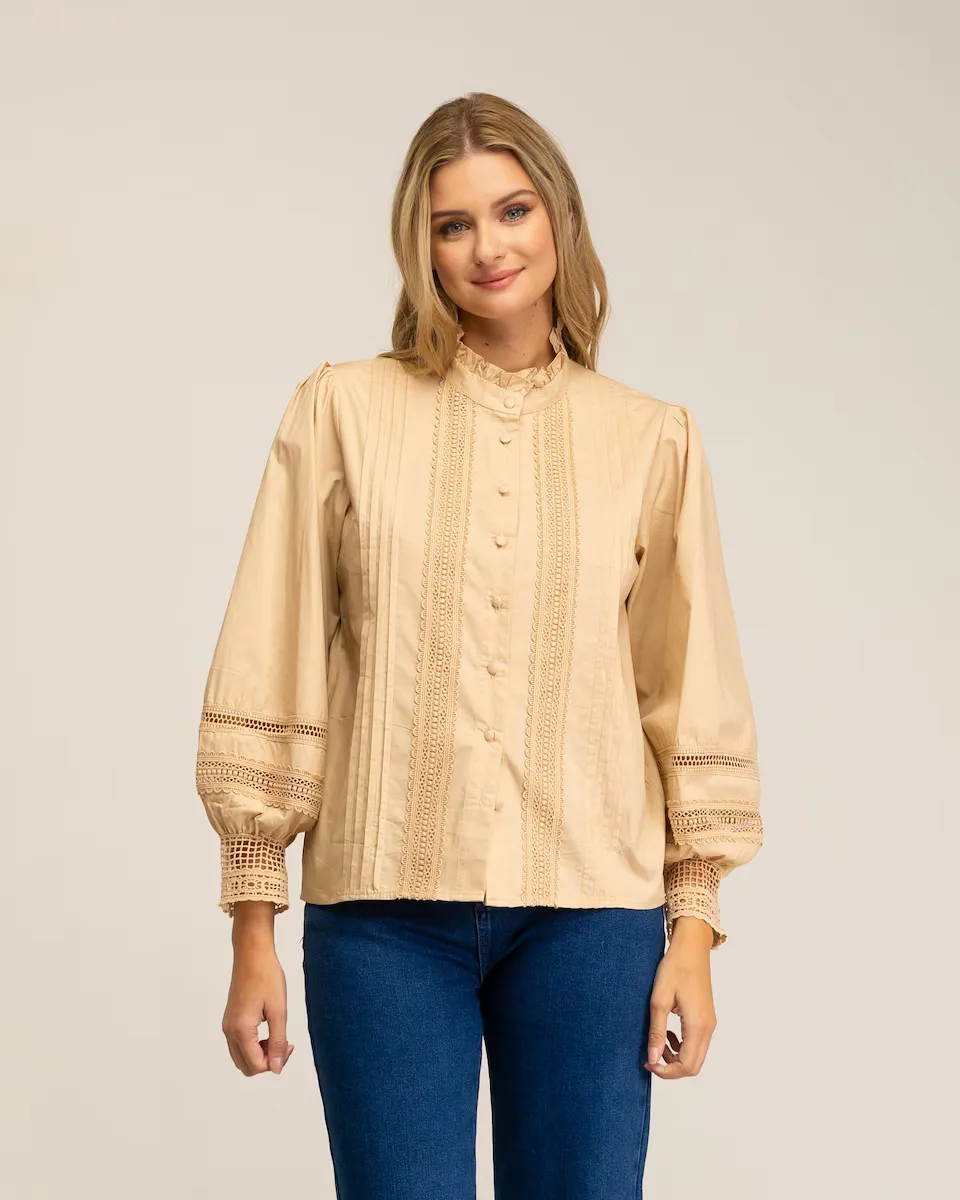 Женская блуза с кружевными деталями и вышивкой Tantra, бежевый
Женская блуза с кружевными деталями и вышивкой Tantra, бежевый