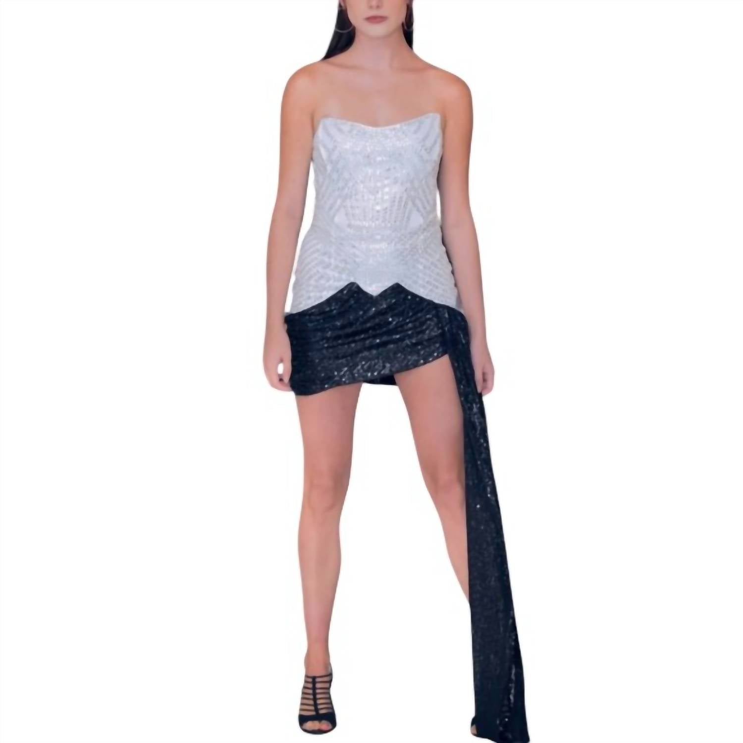 Блестящее платье без бретелей с пайетками в черно-белом цвете JBLA
Блестящее платье без бретелей с пайетками в черно-белом цвете JBLA