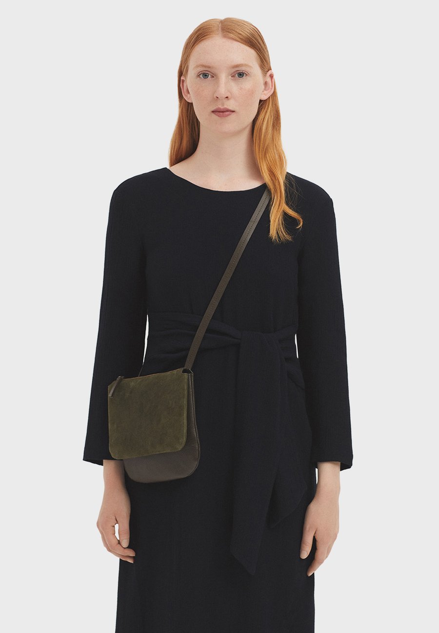 Сумка кросс-боди Nice Things Cross body bag, Dark Khaki/Dark Green
Сумка кросс-боди Nice Things Cross body bag, Dark Khaki/Dark Green