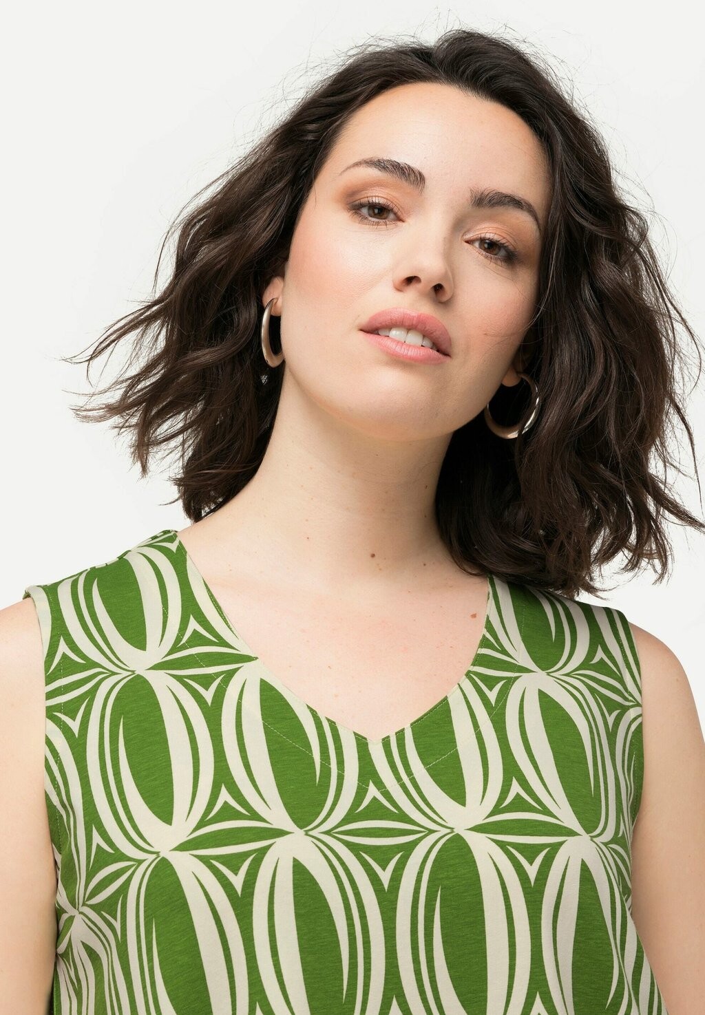 Топ GEOMETRIC V-NECK TANK Ulla Popken, темно-зеленый
Топ GEOMETRIC V-NECK TANK Ulla Popken, темно-зеленый