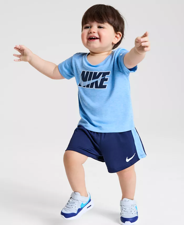 Детский комплект из футболки с коротким рукавом и шорт, 2 предмета Nike, синий
Детский комплект из футболки с коротким рукавом и шорт, 2 предмета Nike, синий