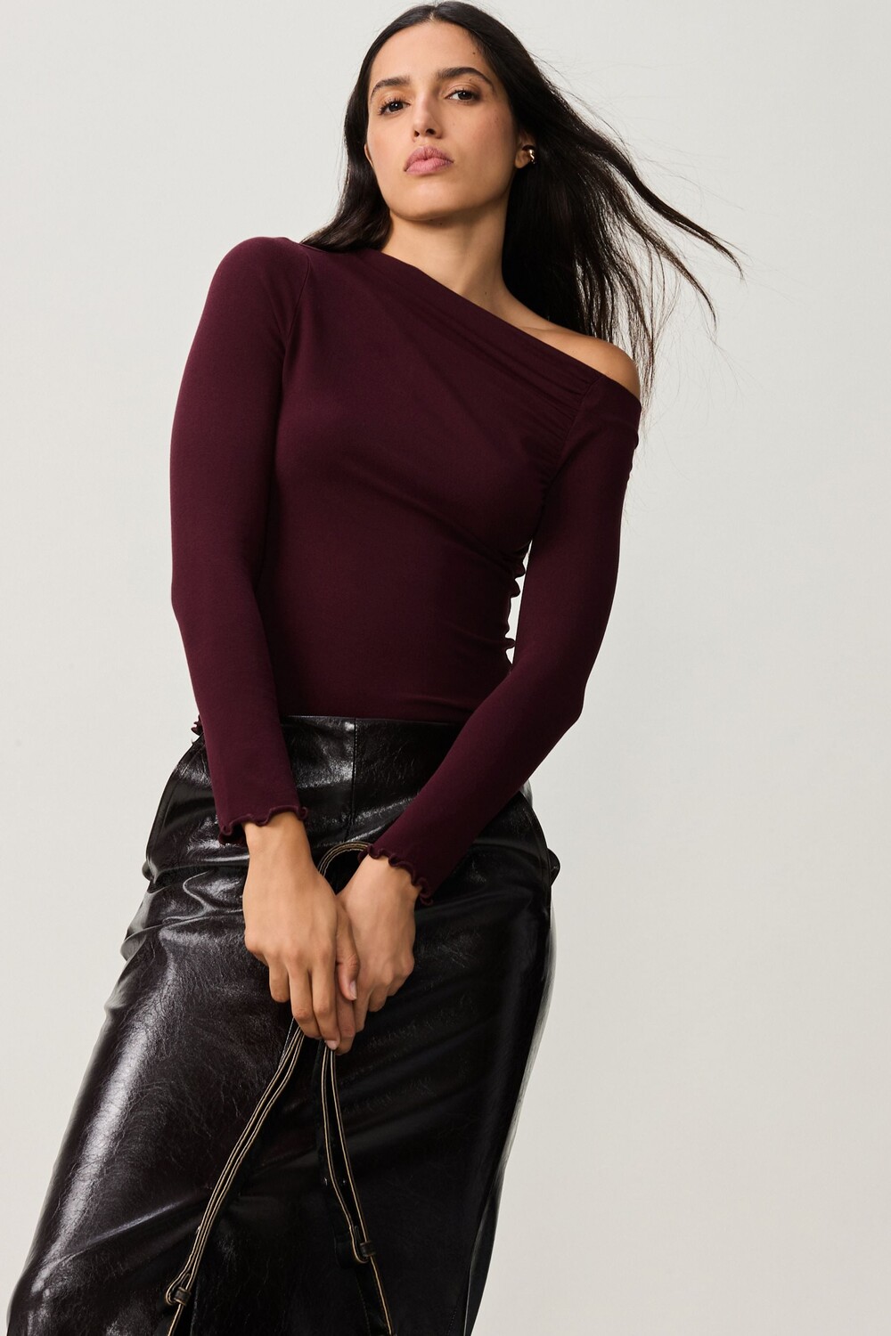 Асимметричный топ с длинными рукавами и сборками Next, красный
Асимметричный топ с длинными рукавами и сборками Next, красный