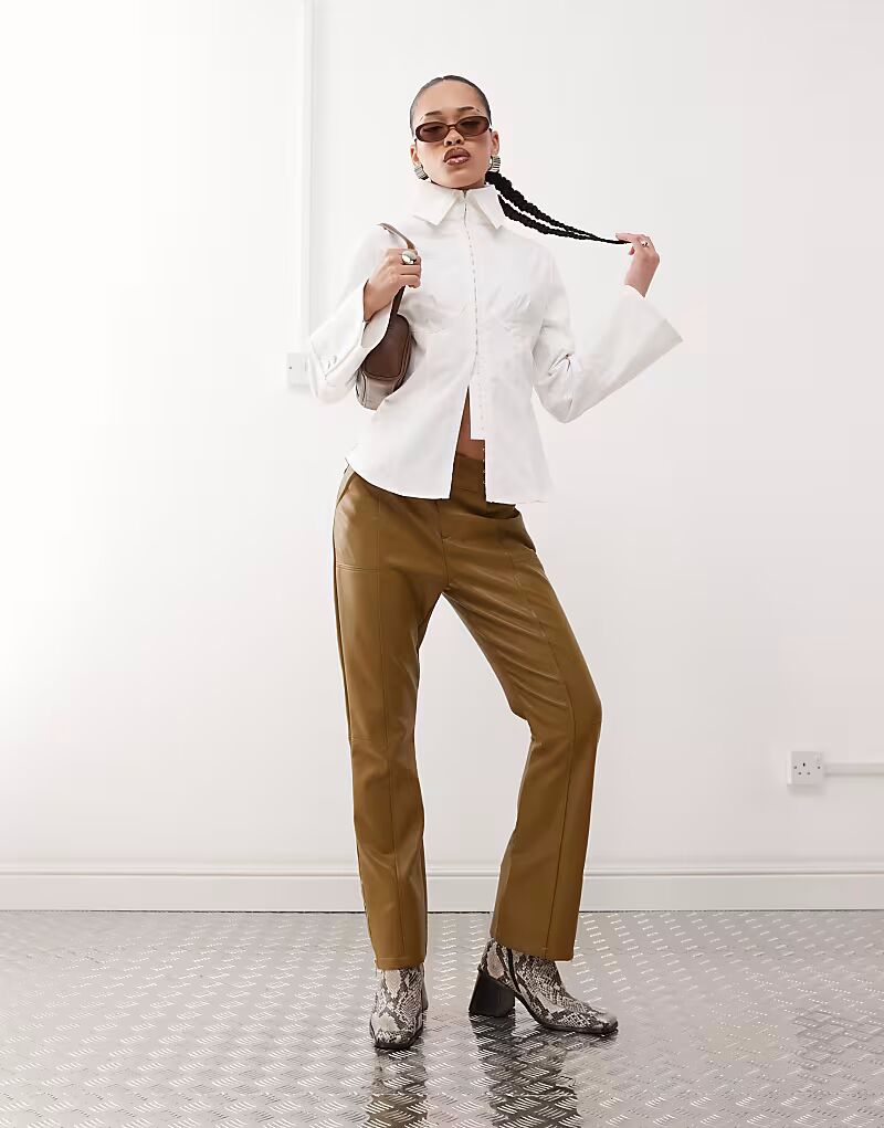 Брюки-стринги Labelrail x Jennifer McKing из искусственной кожи цвета хаки
Брюки-стринги Labelrail x Jennifer McKing из искусственной кожи цвета хаки