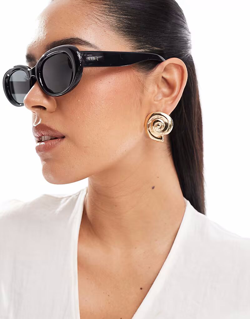 Овальные солнцезащитные очки Aire Epsilon полностью черного цвета
Овальные солнцезащитные очки Aire Epsilon полностью черного цвета