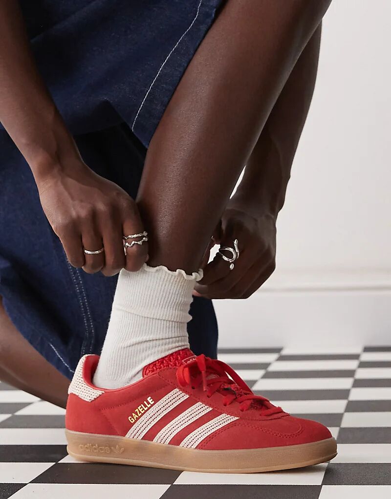 Кроссовки Gazelle Indoor в красно-кремовом цвете крючком adidas Originals
Кроссовки Gazelle Indoor в красно-кремовом цвете крючком adidas Originals