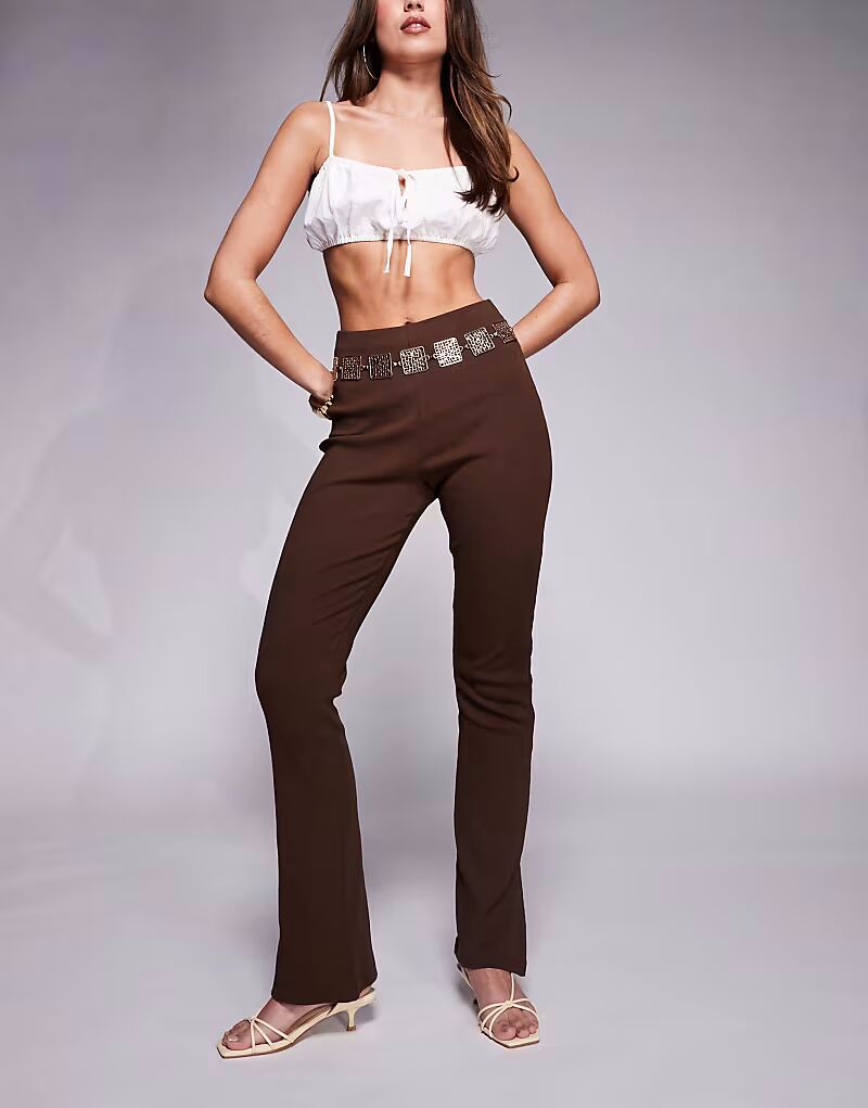 Брюки-клеш с разрезами по низу и отделкой в рубчик от ASOS DESIGN шоколадного цвета
Брюки-клеш с разрезами по низу и отделкой в рубчик от ASOS DESIGN шоколадного цвета