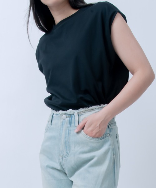 Футболка гладкая с защипами на плечах, в стиле 60-х LOSUCA, черный
Футболка гладкая с защипами на плечах, в стиле 60-х LOSUCA, черный