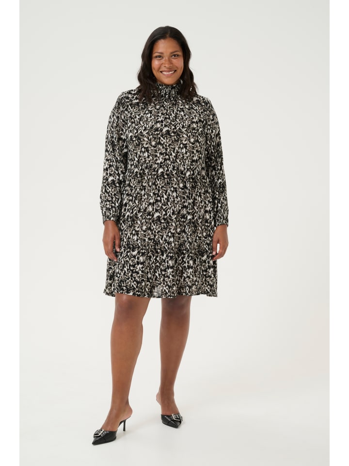 Платье KCmiana, стандартного кроя, черного цвета с принтом слон. Украшено графическим цветком. KAFFE curve
Платье KCmiana, стандартного кроя, черного цвета с принтом слон. Украшено графическим цветком. KAFFE curve