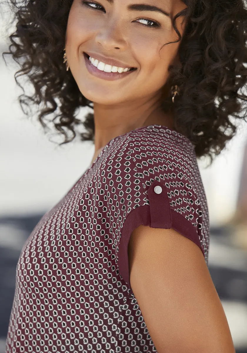 Футболка Vivance с небольшой бейкой и золотой пуговицей на подоле рукава, цвет Beere
Футболка Vivance с небольшой бейкой и золотой пуговицей на подоле рукава, цвет Beere