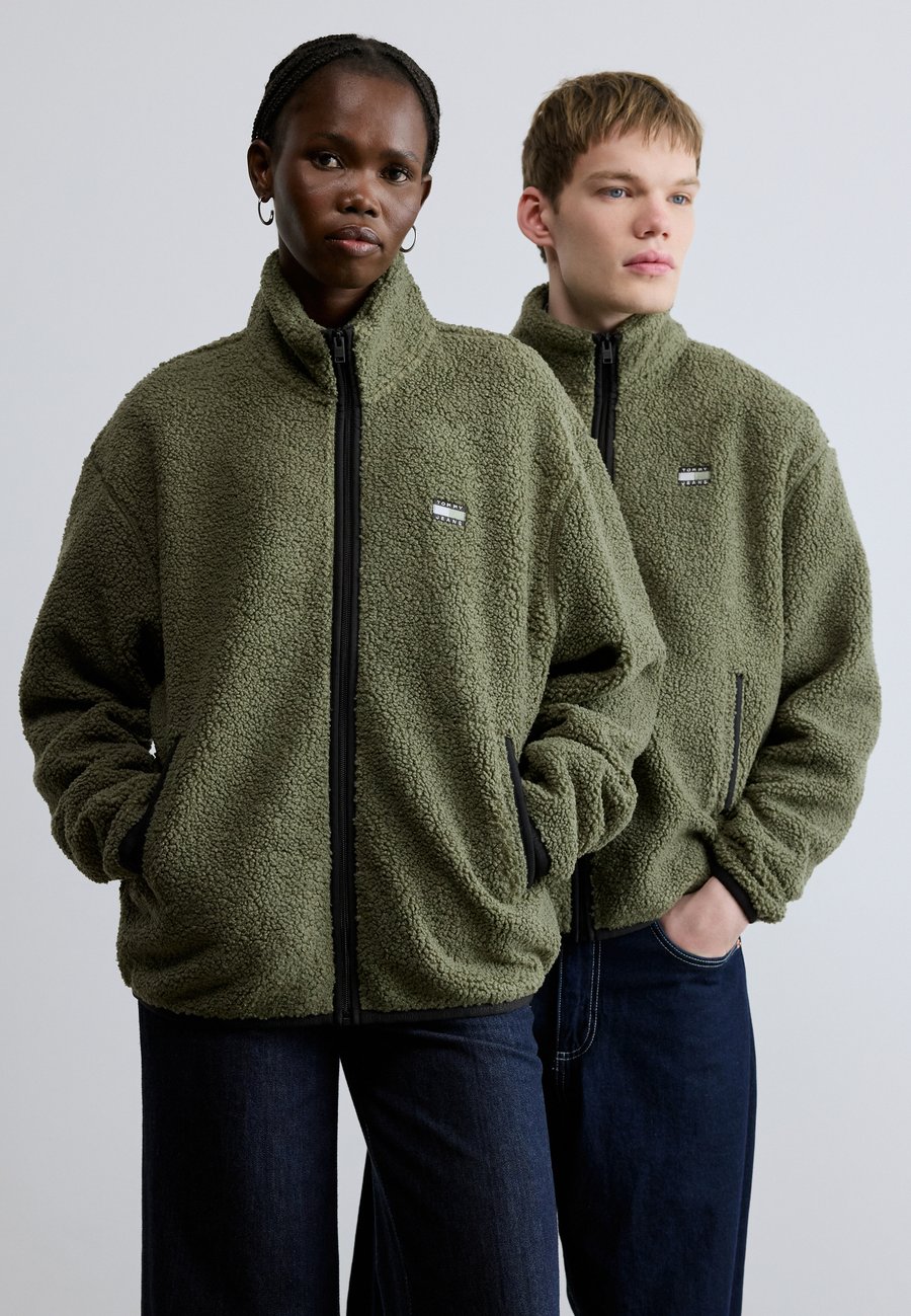 Флисовая куртка Tommy Jeans BADGE ZI THRU UNISEX, Dark Greenery/Olive
Флисовая куртка Tommy Jeans BADGE ZI THRU UNISEX, Dark Greenery/Olive