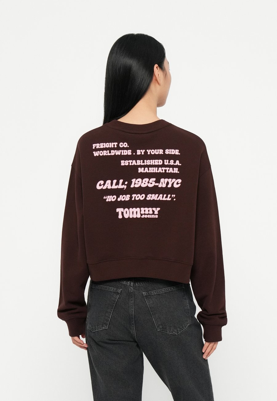 Толстовка Tommy Jeans CREW, Rich Brown/Brown
Толстовка Tommy Jeans CREW, Rich Brown/Brown