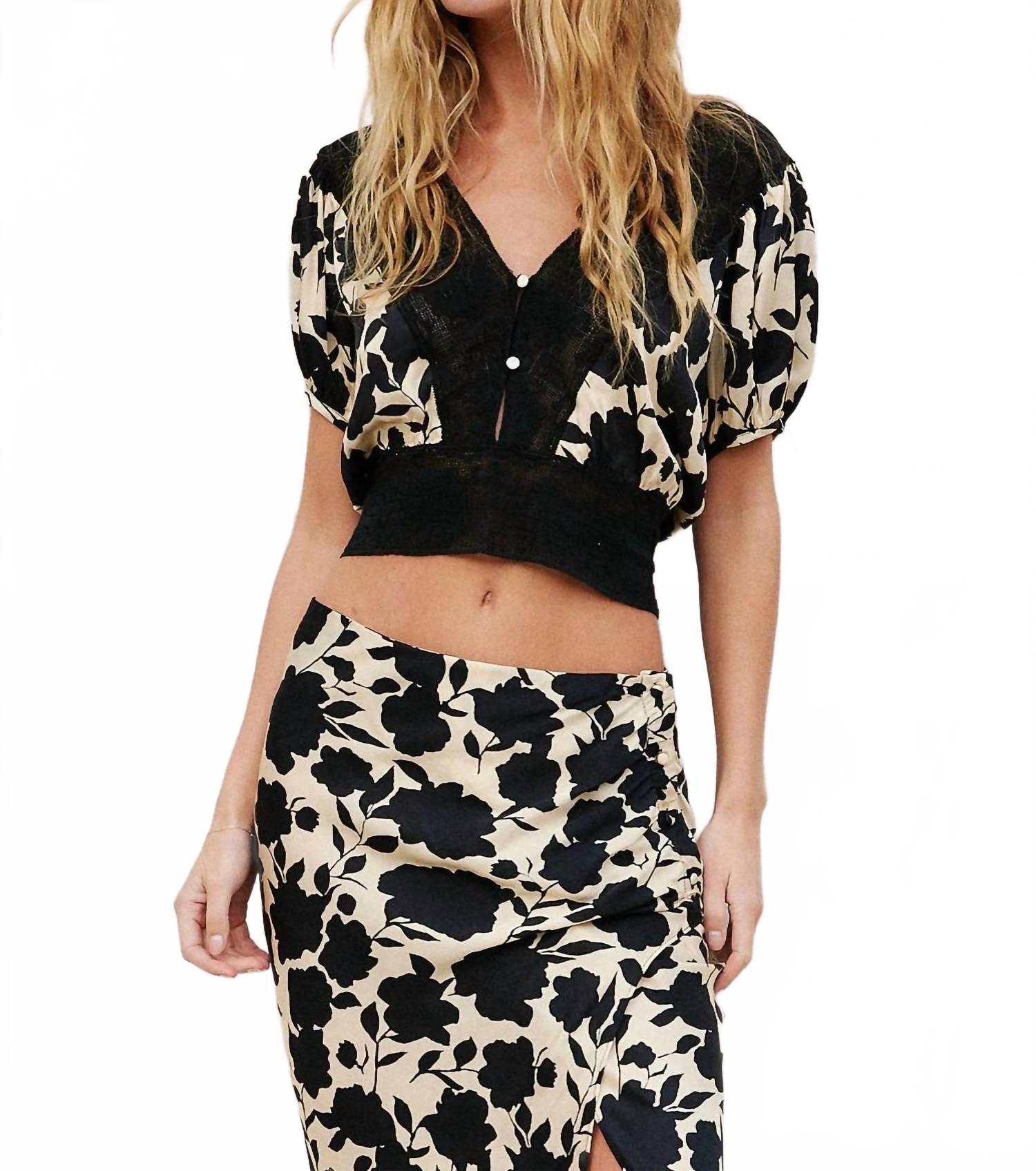 Мадридский топ с V-образным вырезом и пуговицами в цвете зимний белый камео JEN'S PIRATE BOOTY
Мадридский топ с V-образным вырезом и пуговицами в цвете зимний белый камео JEN'S PIRATE BOOTY