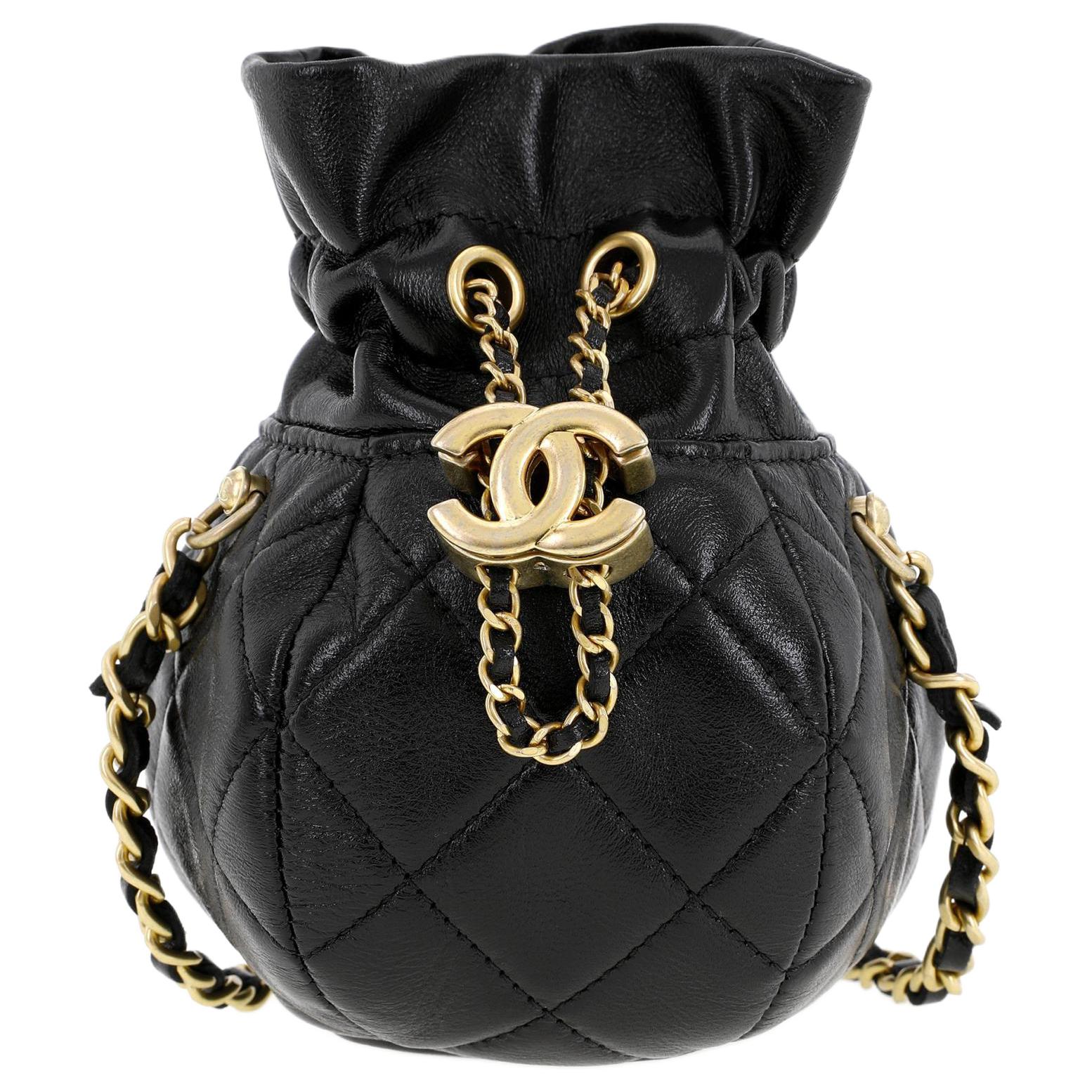 Яркая клатч на одно плечо из ягненка черный CHANEL
Яркая клатч на одно плечо из ягненка черный CHANEL