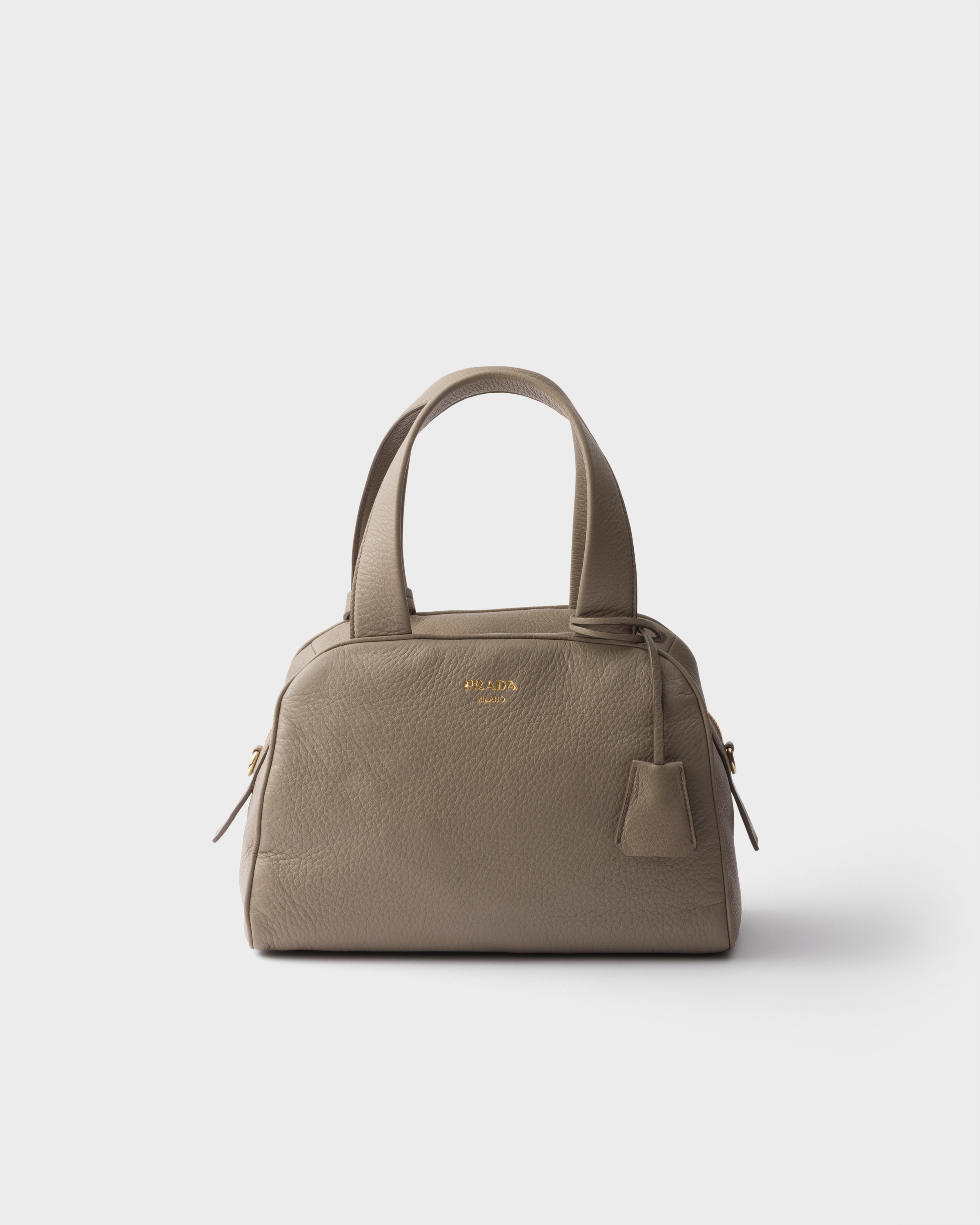 Средняя кожаная сумка с ручкой Prada, серый
Средняя кожаная сумка с ручкой Prada, серый