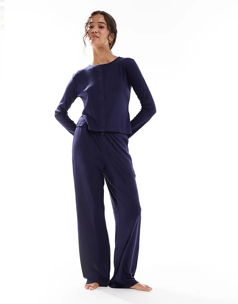 Пижама Brave Soul с длинными рукавами и застежкой на пуговицы, темно-синего цвета
Пижама Brave Soul с длинными рукавами и застежкой на пуговицы, темно-синего цвета