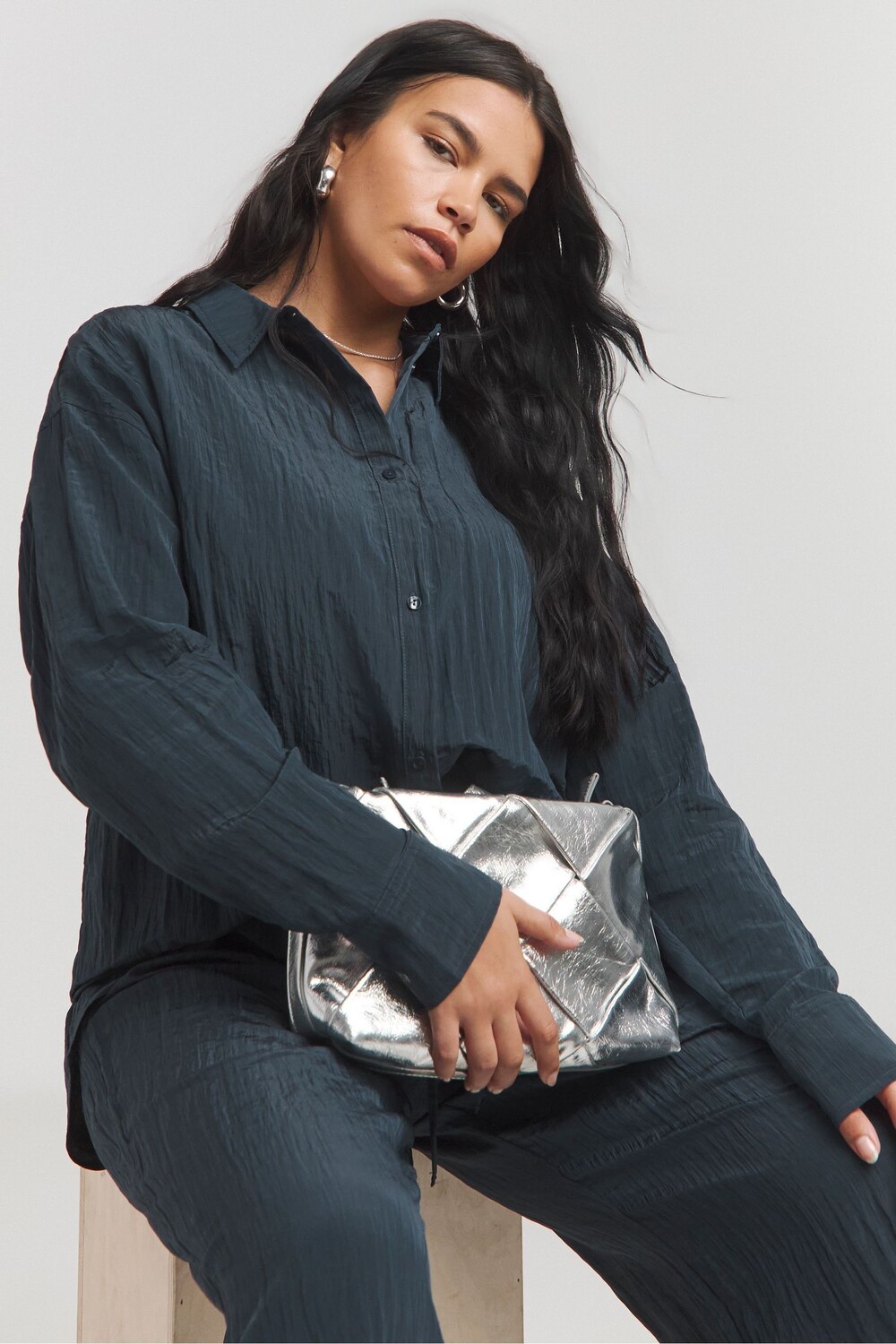 Рубашка большого размера из жатого атласа Simply Be, синий
Рубашка большого размера из жатого атласа Simply Be, синий