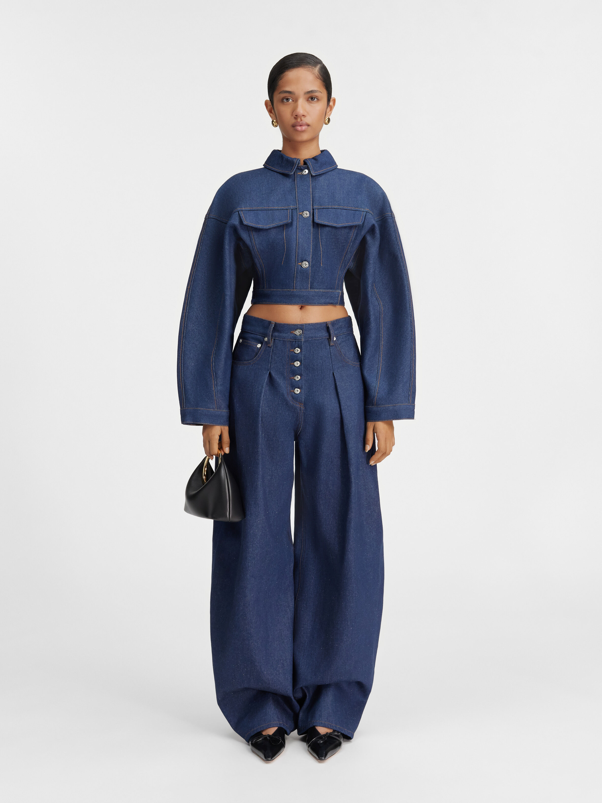 Широкие изогнутые джинсы JACQUEMUS The Ovalo de-Nîmes denim pants, цвет Navy/Brown
Широкие изогнутые джинсы JACQUEMUS The Ovalo de-Nîmes denim pants, цвет Navy/Brown