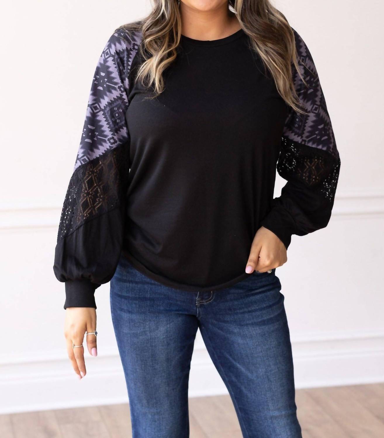 Блузка с ацтекскими кружевными рукавами в черном цвете Grace + Emma 
Блузка с ацтекскими кружевными рукавами в черном цвете Grace + Emma