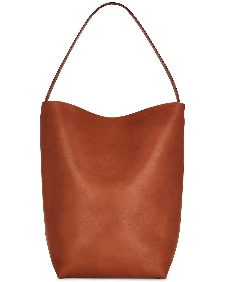 Большая Сумка-тоут North South Park The Row, Dark Cuir PLD
Большая Сумка-тоут North South Park The Row, Dark Cuir PLD