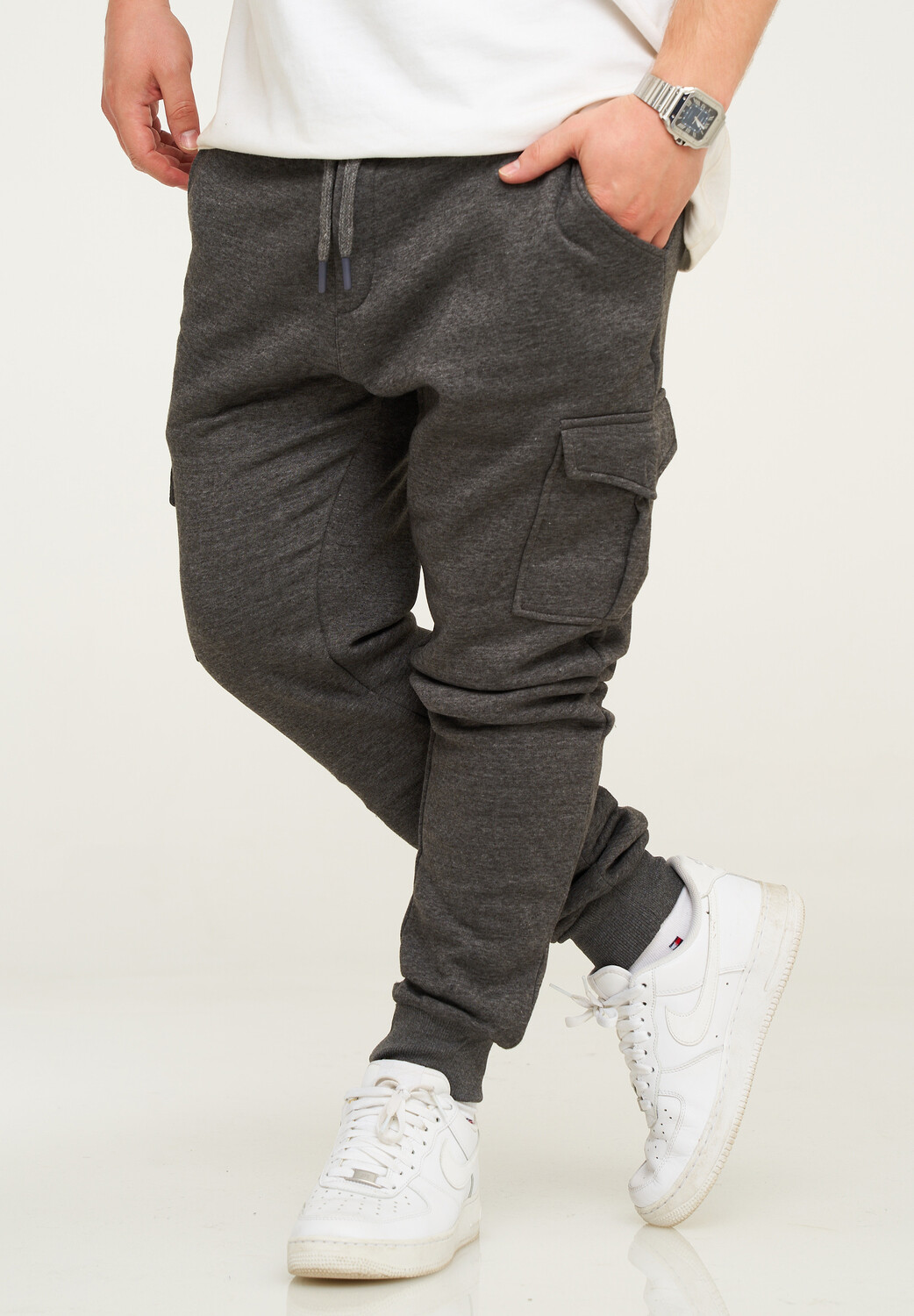 Спортивные брюки behype BHPIURA Lange Sporthose Trainingshose mit Cargotaschen, темно серый
Спортивные брюки behype BHPIURA Lange Sporthose Trainingshose mit Cargotaschen, темно серый