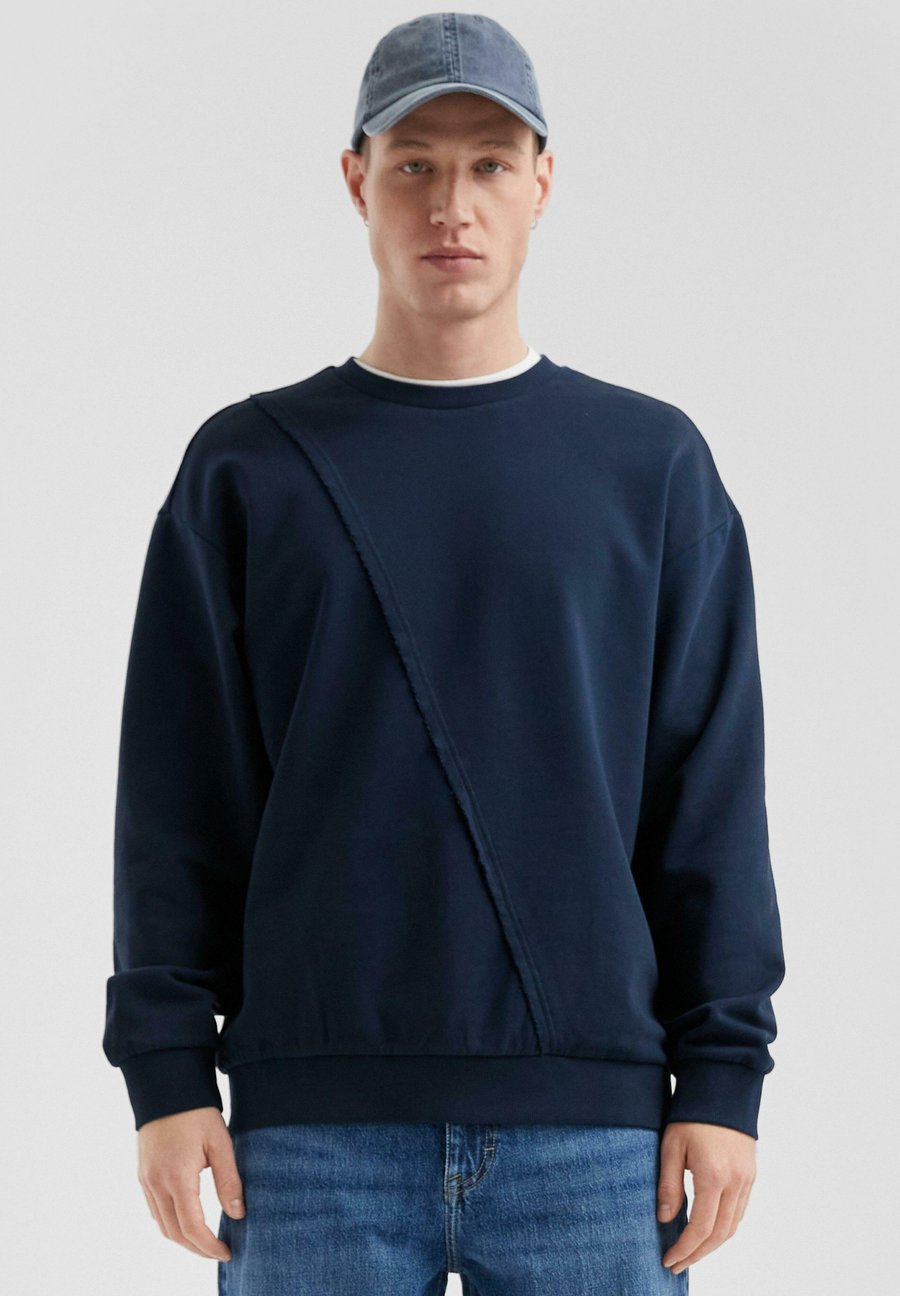 Толстовка QS MIT ASYMMETRISCHER TEILUNGSNAHT, Tiefblau/Blue
Толстовка QS MIT ASYMMETRISCHER TEILUNGSNAHT, Tiefblau/Blue